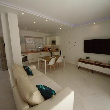 Дом отдыха Point 3 Bed House